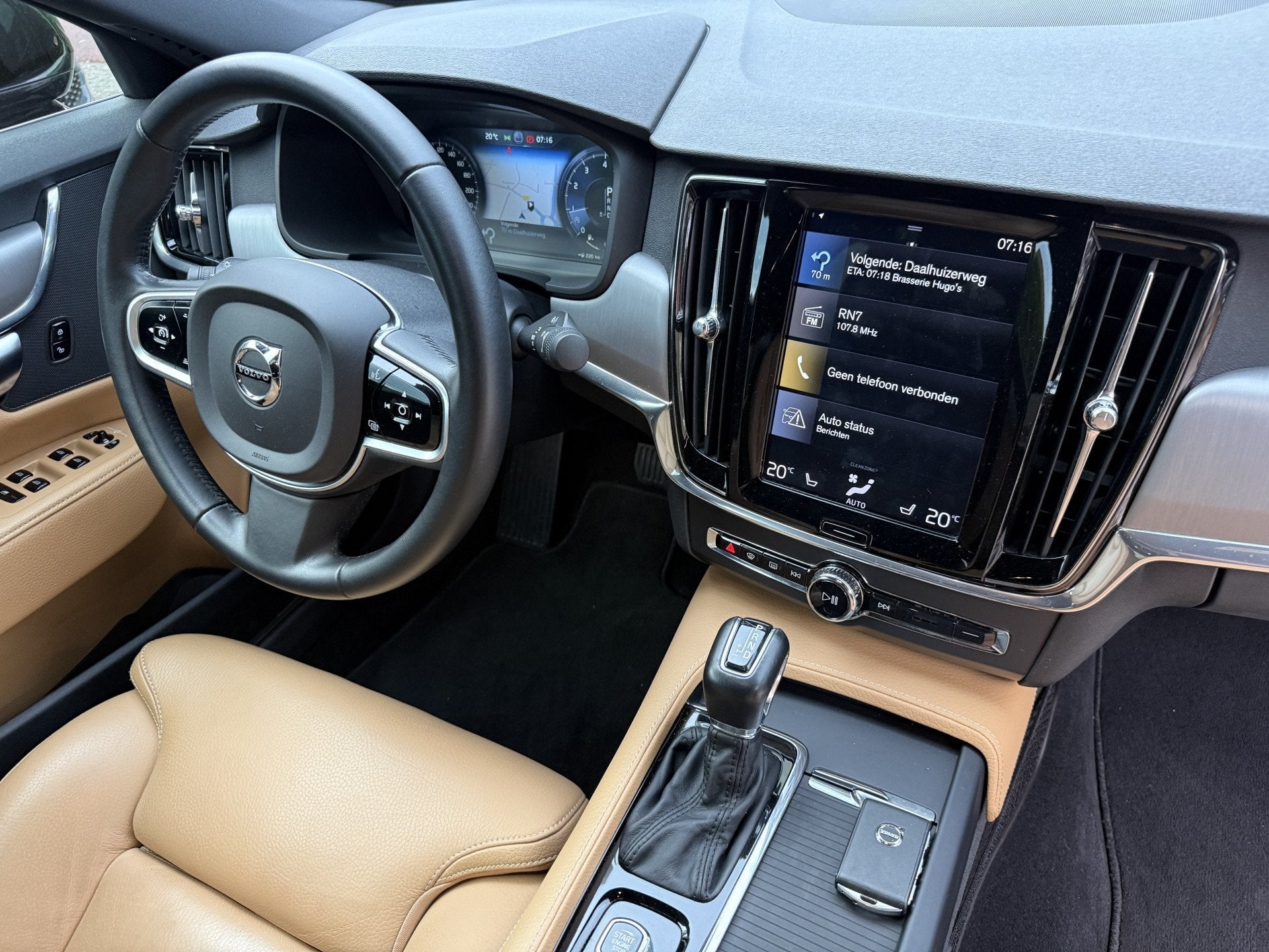 Volvo S90 2.0 T4 Momentum+ 190pk Aut., Navi | Leer | Trekhaa, 15 km/l, Euro 6, 1969 cc, Automatische klimaatregeling