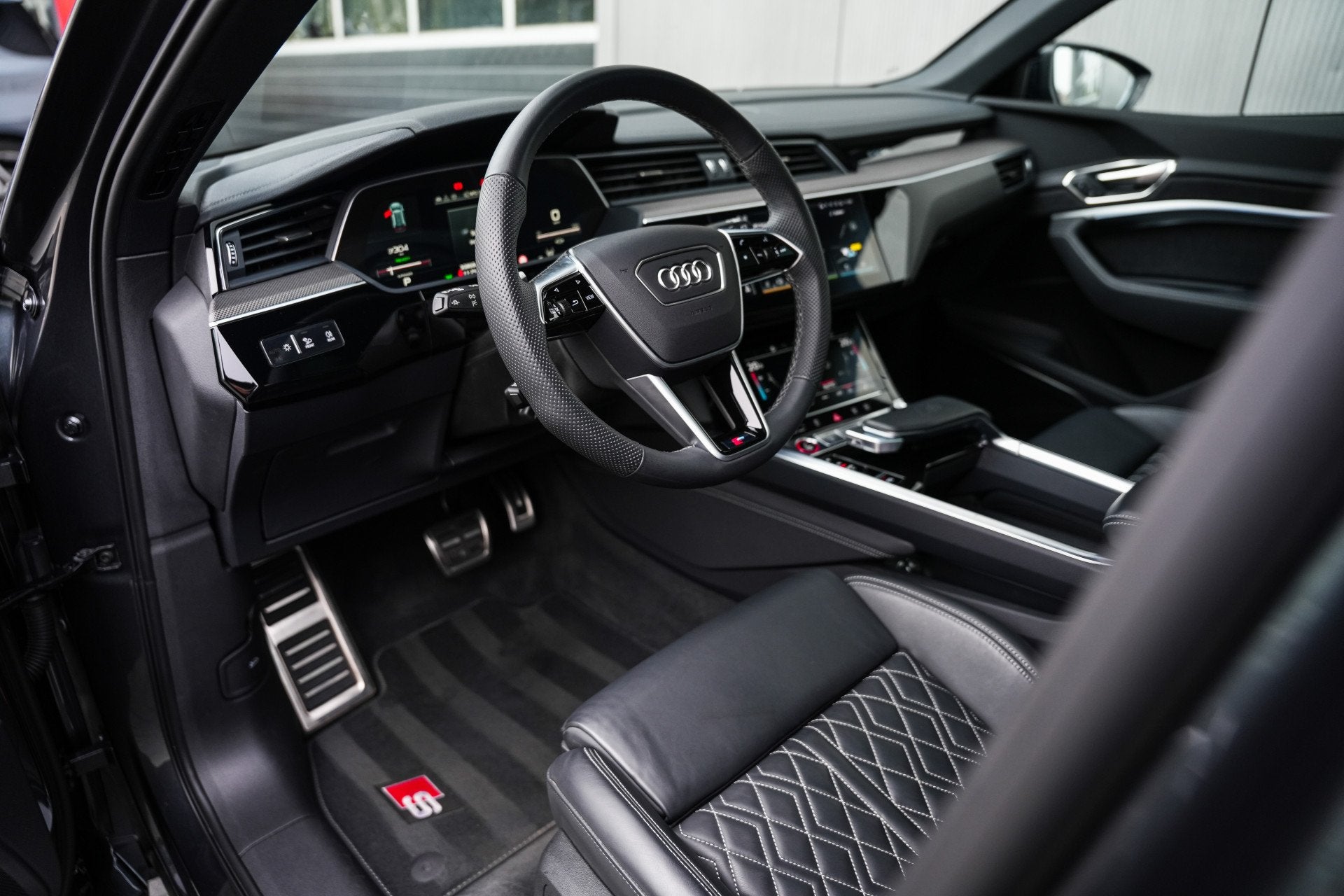 Audi SQ8 e-tron Quattro 115 kWh 503 pk / BTW-Auto/ 100%SOH/, Auto's, Dealer onderhouden, 2625 kg, Gebruikt, Zwart