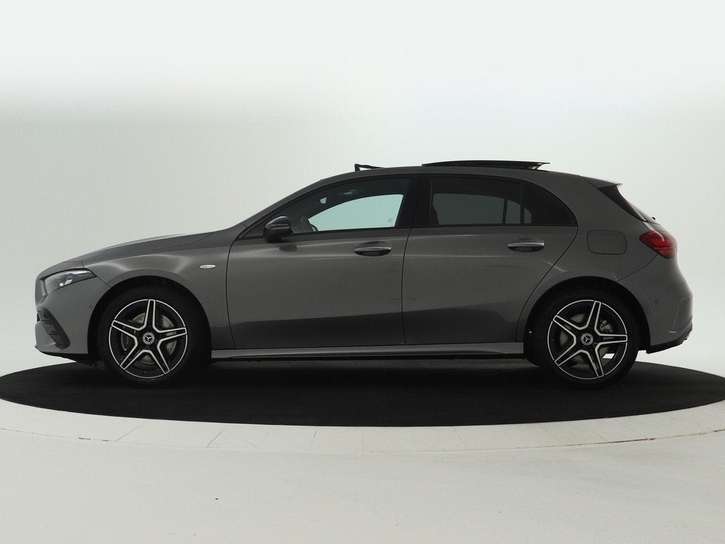 Mercedes-Benz A-Klasse 250 e Business Solution AMG | Nightpa, Auto's, Mercedes-Benz, 12 maanden, 4 cilinders, 15 kWh, Bedrijf