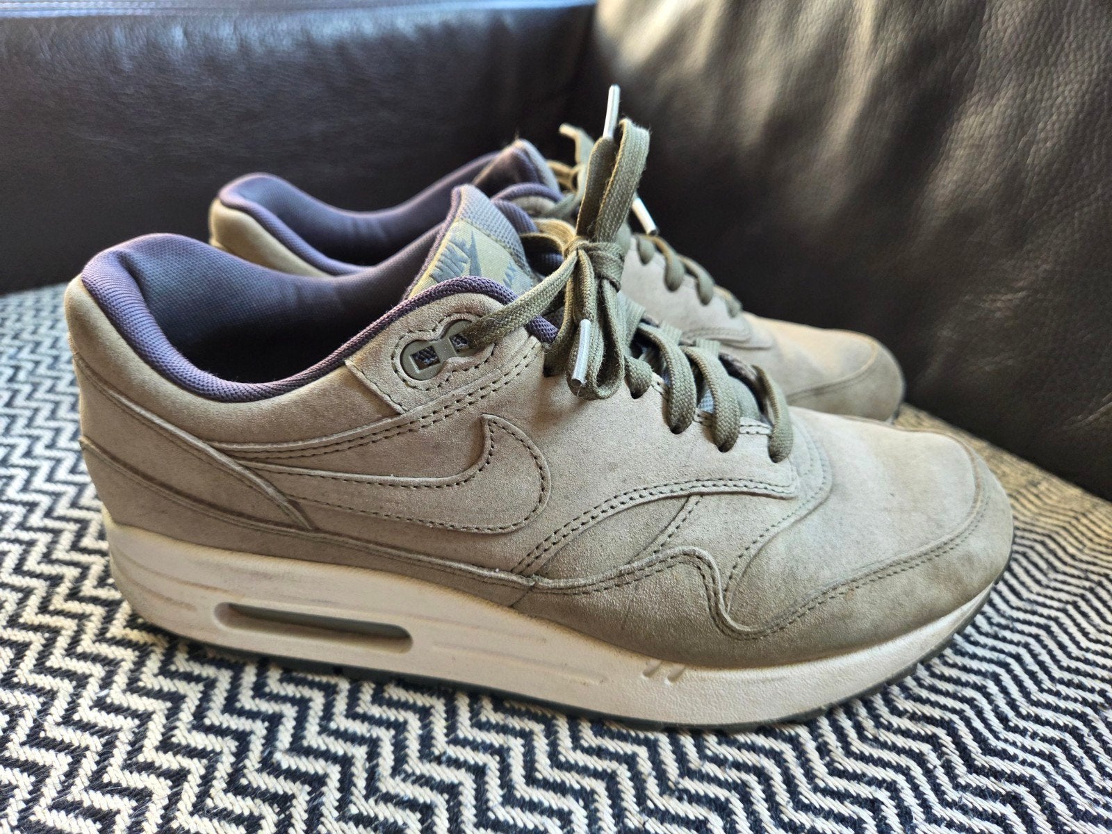 Nike Air Max 1 Suède Green Olive maat 42, Kleding | Heren, Nike air max, Overige kleuren, Ophalen of Verzenden, Sneakers of Gympen