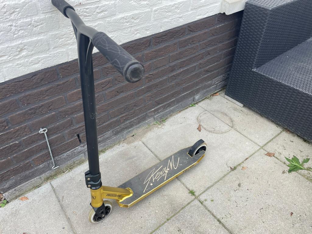 NKD Stuntstep Goud/Zwart - Gebruikt, Fietsen en Brommers, Steps, Gebruikt, Gewone step, Ophalen