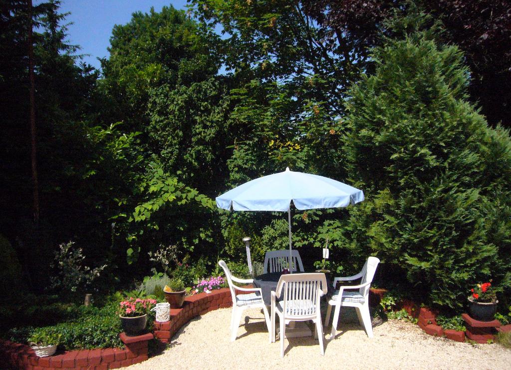 witte ronde tuintafel met 4 (stapel)stoelen, Tuin en Terras, Ophalen, Gebruikt, Rond, Kunststof