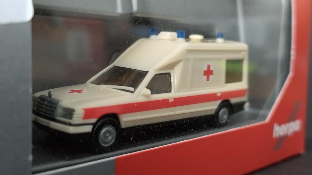 Mercedes Benz W124 Ambulance 1:87 Herpa Basic Pol, Auto, Verzenden, Nieuw, Cars@Herpa.de
