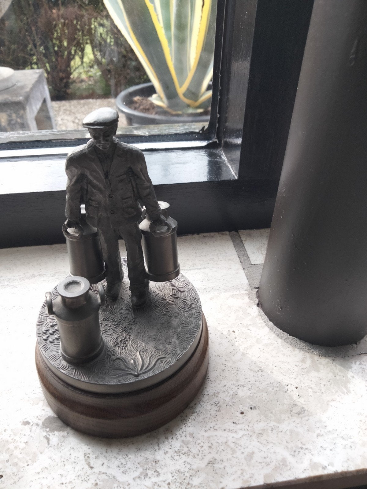 Vintage Tinnen Melkboer Beeldje op Houten Voet - 14,5 cm, Antiek en Kunst, Ophalen of Verzenden
