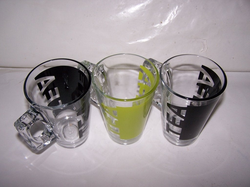 Set van 3 glazen theemokken met 'TEA' opdruk., Modern, Mok, Ophalen of Verzenden, Glas