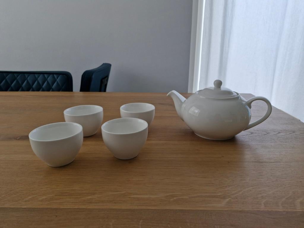 Cameo theepot en 4 mokjes, Huis en Inrichting, Keuken | Servies, Ophalen of Verzenden, Zo goed als nieuw, Porselein, Overige typen