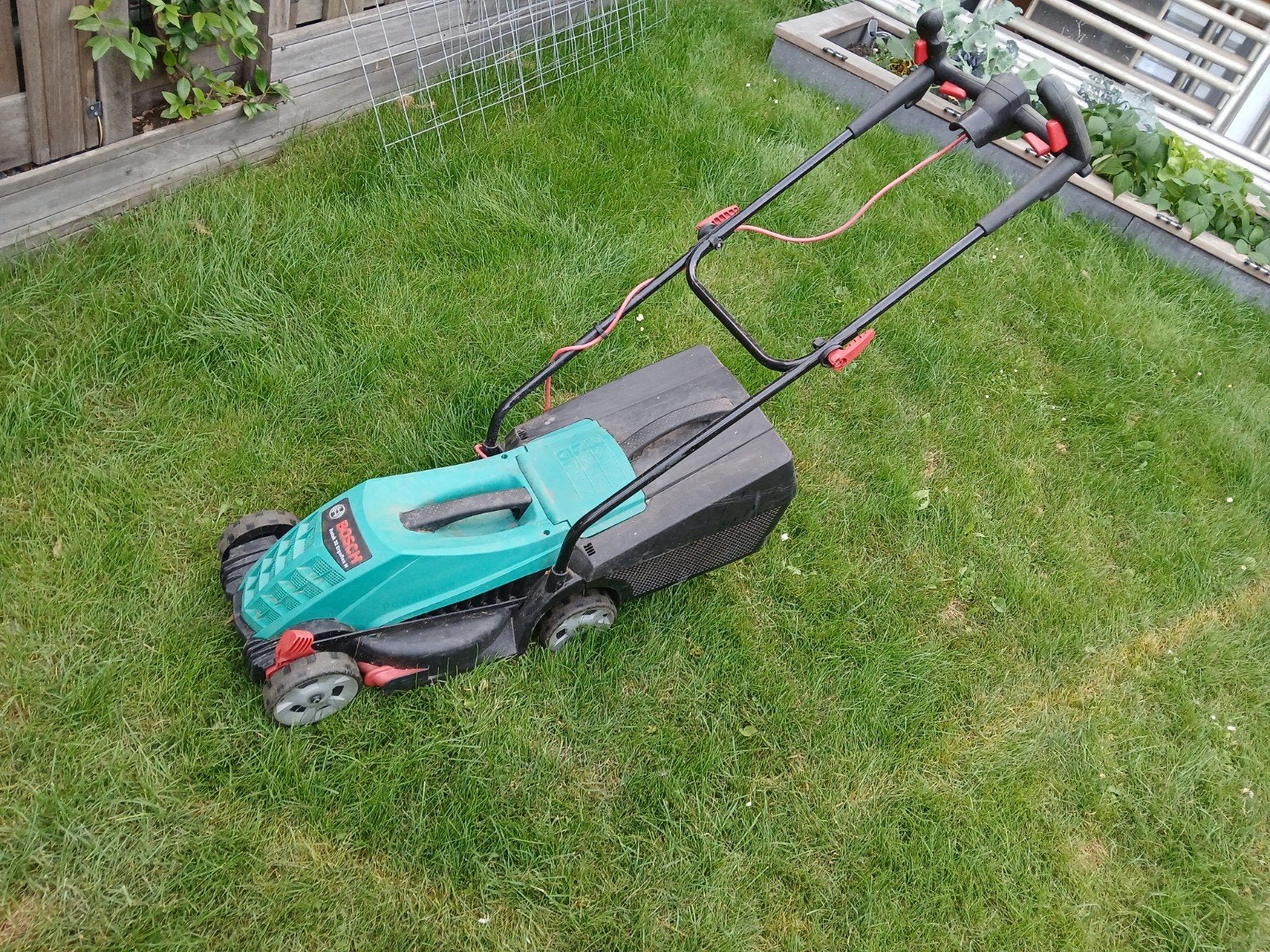 Bosch groen electrische maaier met kunstof harde korf!, Ophalen, Cirkelmaaier, Gebruikt, Elektrische grasmaaier