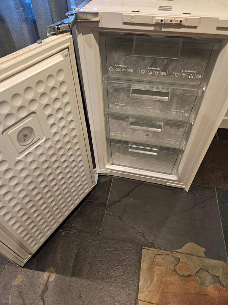 SIEMENS Inbouw vriezer - Werkt goed, 85 tot 120 cm, Gebruikt, 100 tot 150 liter, Met aparte vriezer