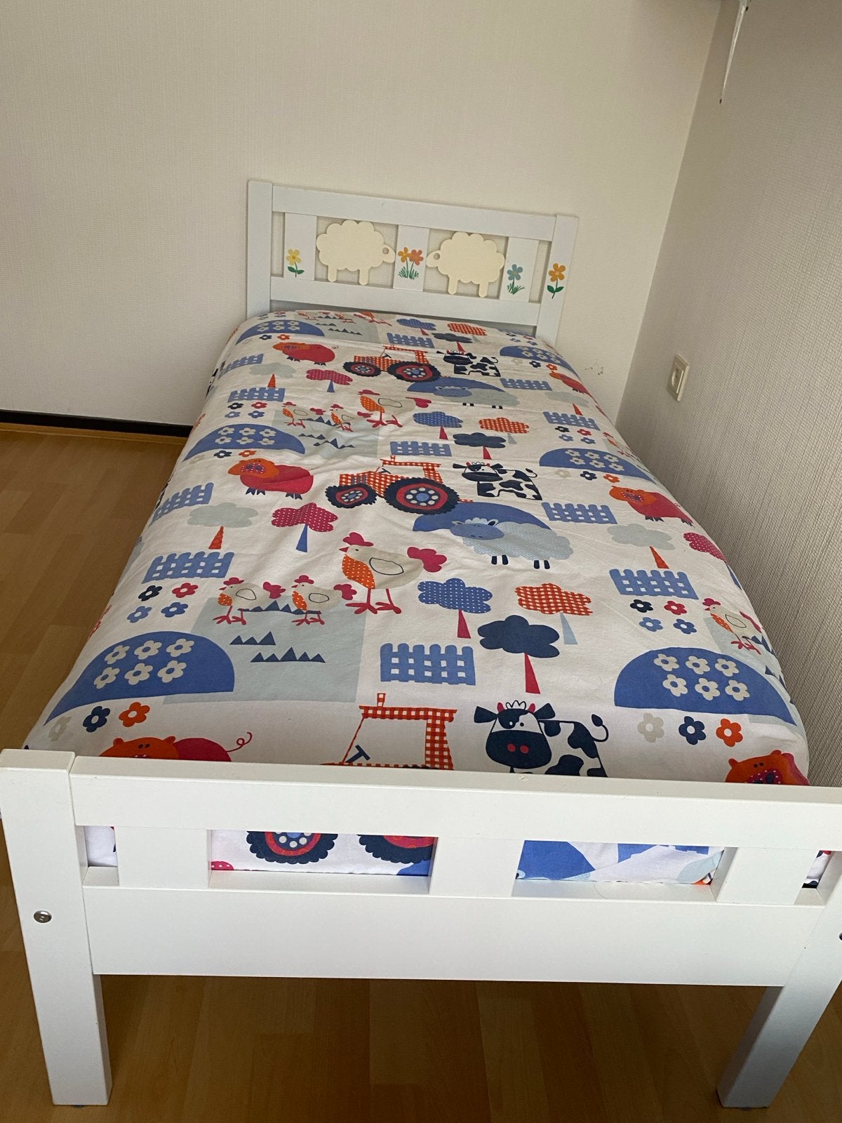 Eenpersoons kinderbed wit met schaapjes en bloemen, Ophalen, Gebruikt, Eenpersoons, Modern en strak