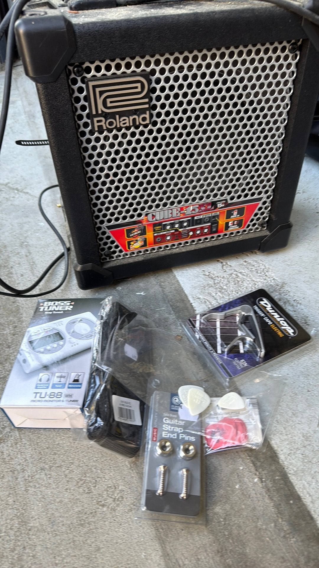 Roland cube 15 met gitaar accesoires tu-88 boss tuner, Ophalen, Zo goed als nieuw, Minder dan 50 watt