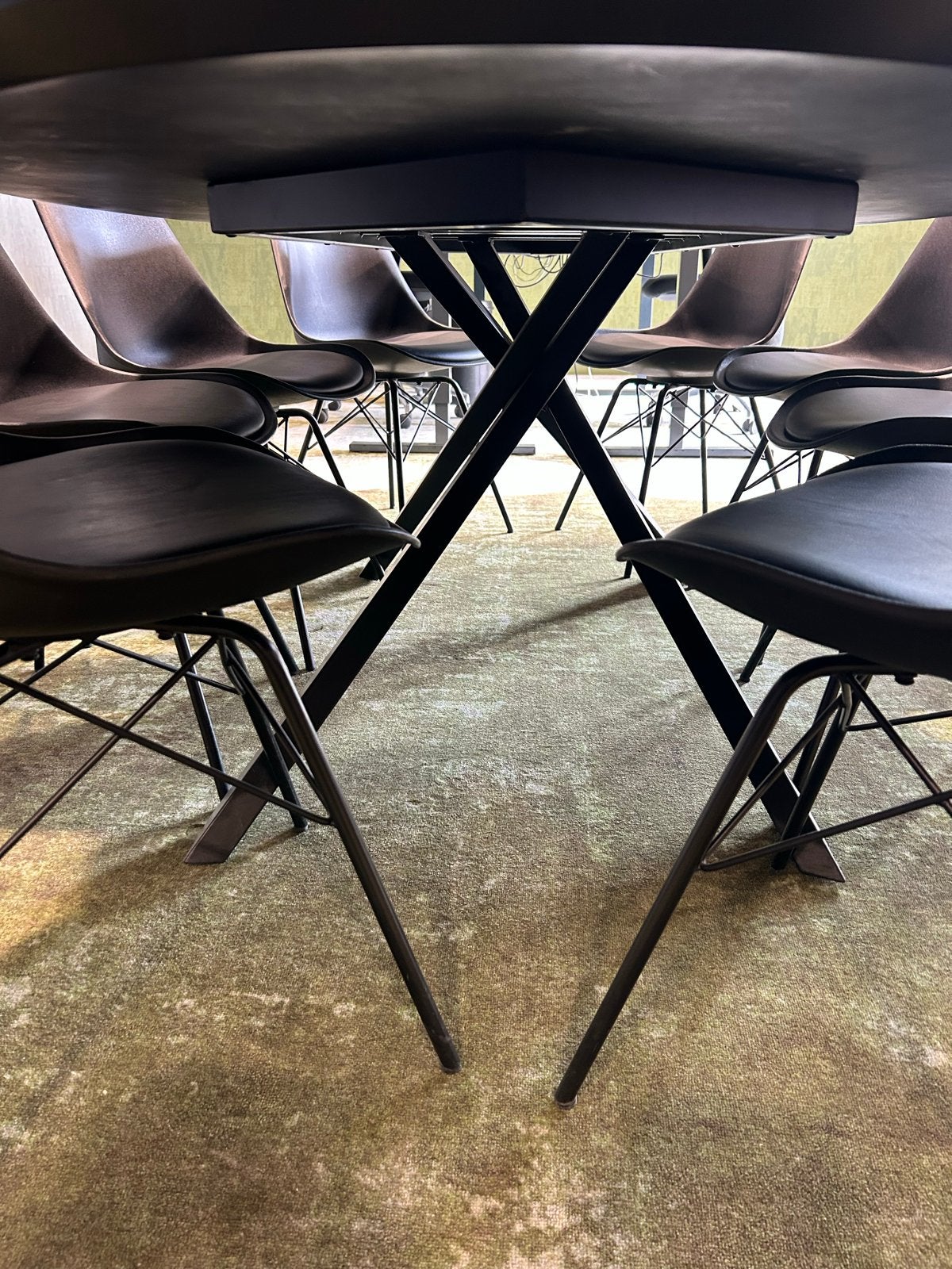 Ovale zwarte eettafel met 8 stoelen, Huis en Inrichting, Ophalen, Gebruikt, 100 tot 150 cm, 200 cm of meer