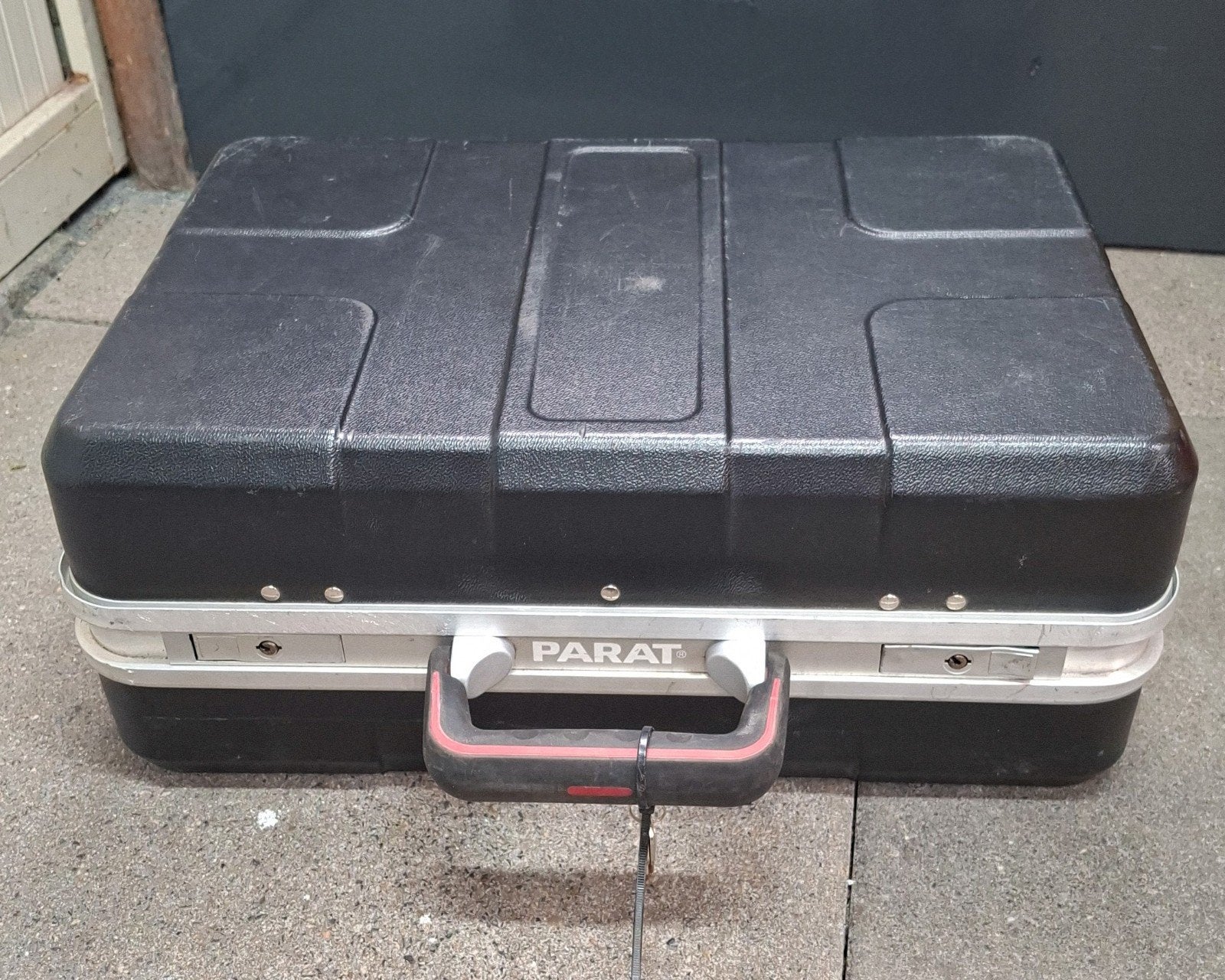 Parat gereedschap koffer, Ophalen