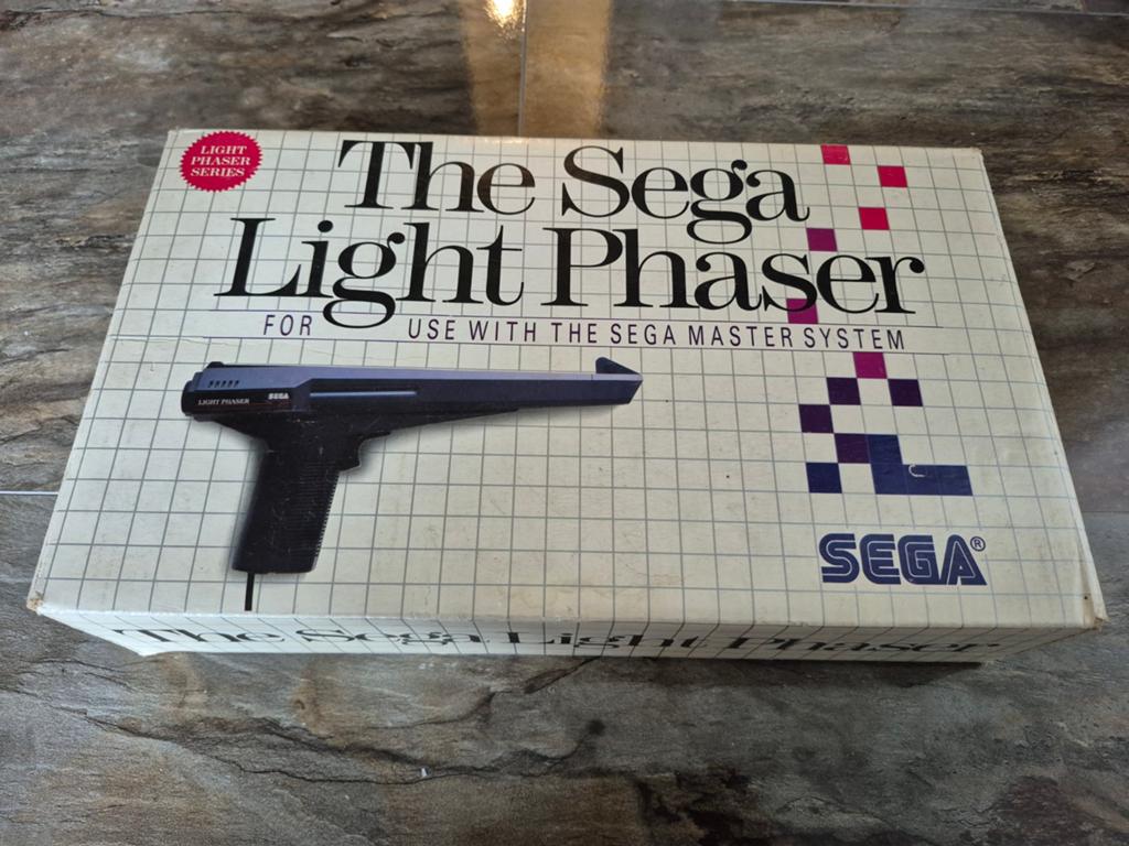 Sega Master System Light Phaser Gun (CIB), Spelcomputers en Games, Spelcomputers | Sega, Gebruikt, Master System, Met 1 controller