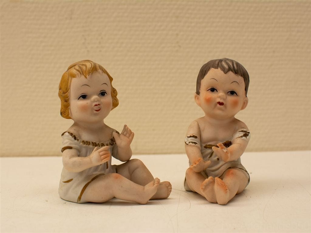2 beeldjes van zittende kinderen 30104