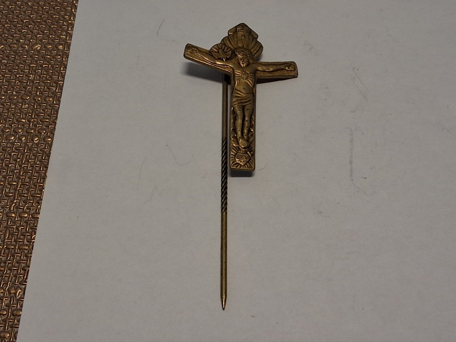 Bronzen Kruisbeeldje op Klassieke Religieuze Speld, Antiek en Kunst, Ophalen of Verzenden
