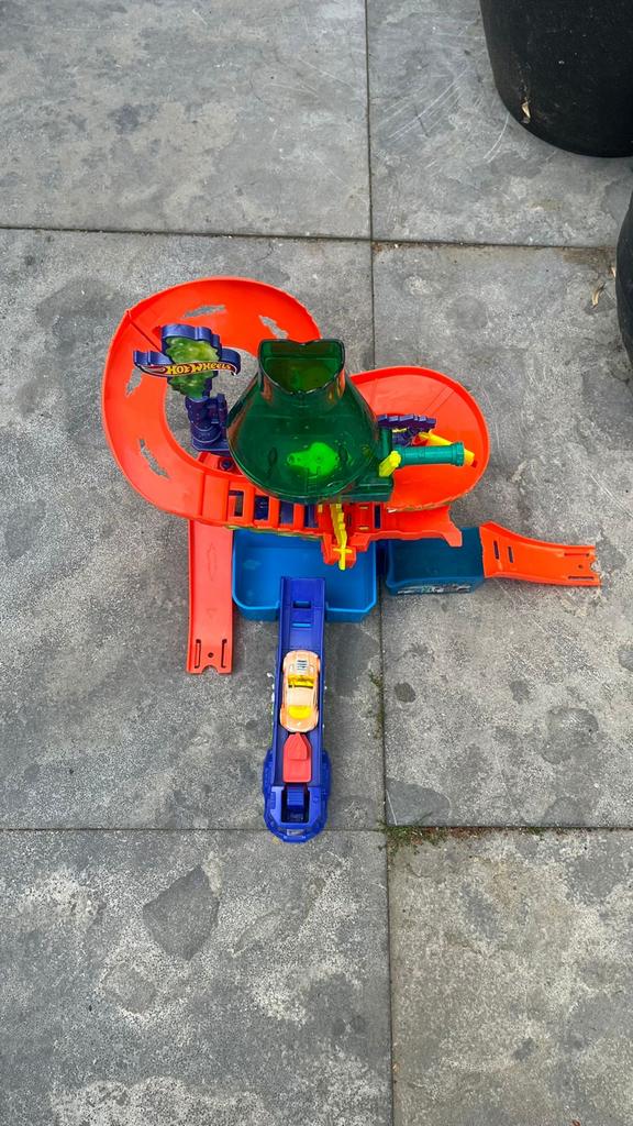 Hot Wheels Racebaan met Vulkaan en Garage + Auto's, Racebaan, Zelf te bouwen, Ophalen of Verzenden, Zo goed als nieuw