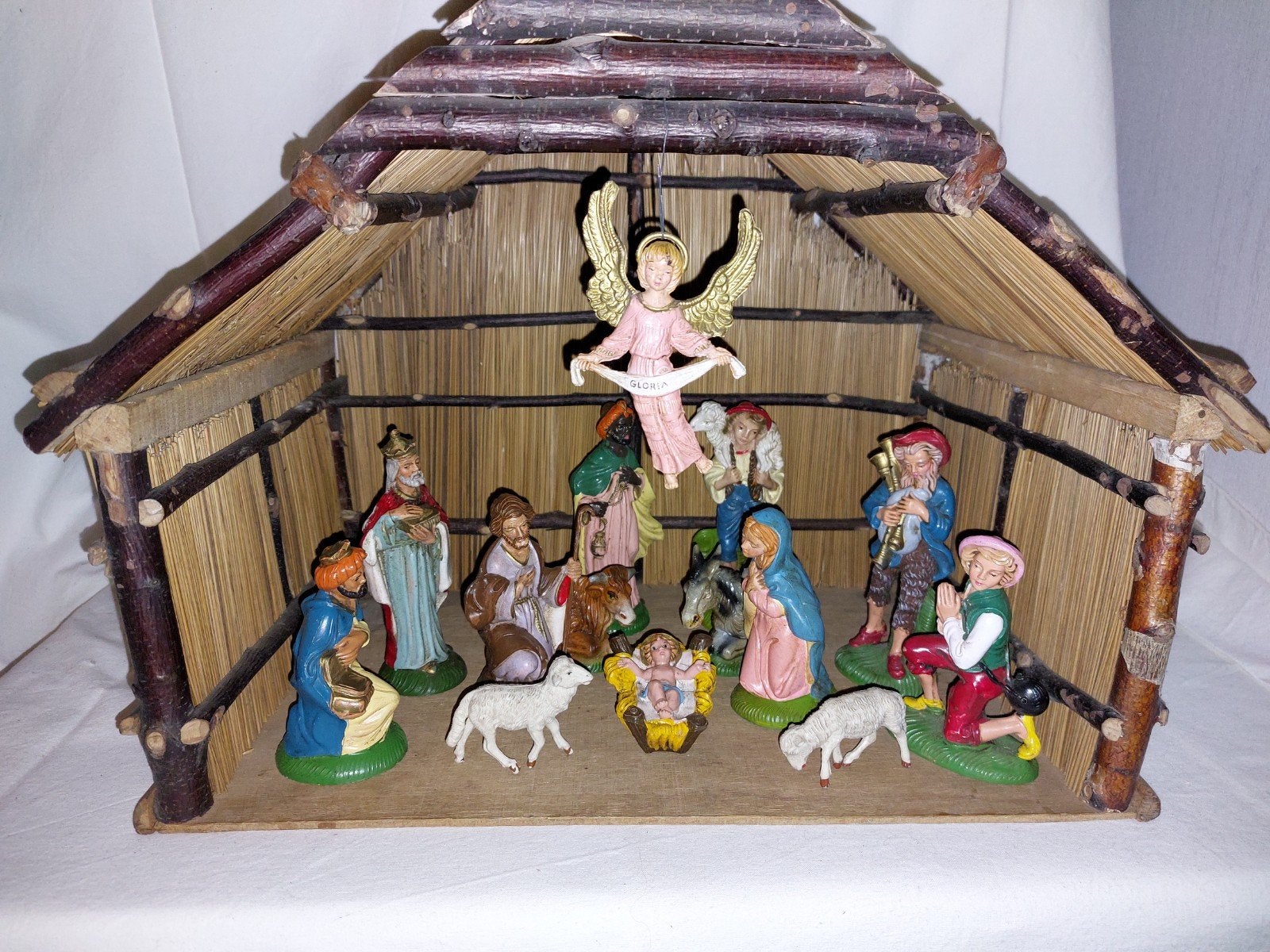 Handgemaakte kerststal met onbreekbare kerstgroep, Diversen, Ophalen of Verzenden, Zo goed als nieuw