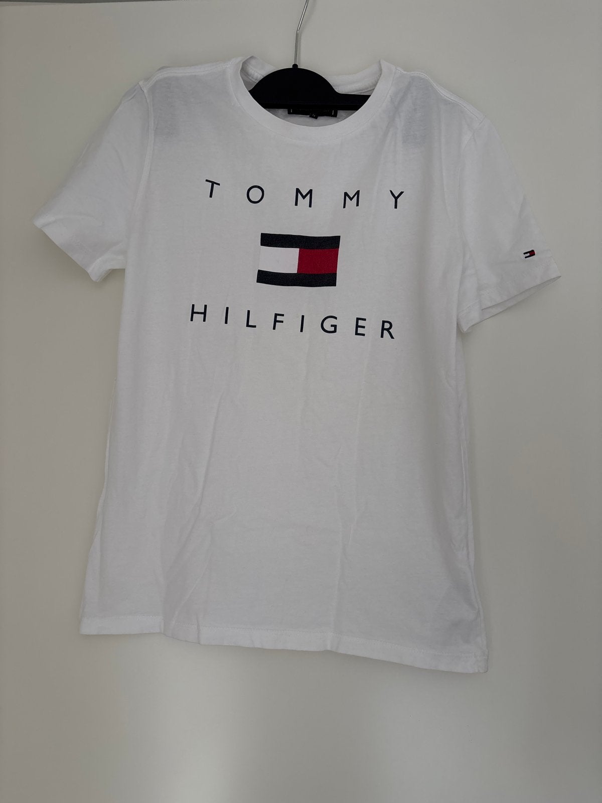 Tommy Hilfiger T-shirt wit met logo  maat 164, Ophalen of Verzenden, Zo goed als nieuw, Overige maten, Wit