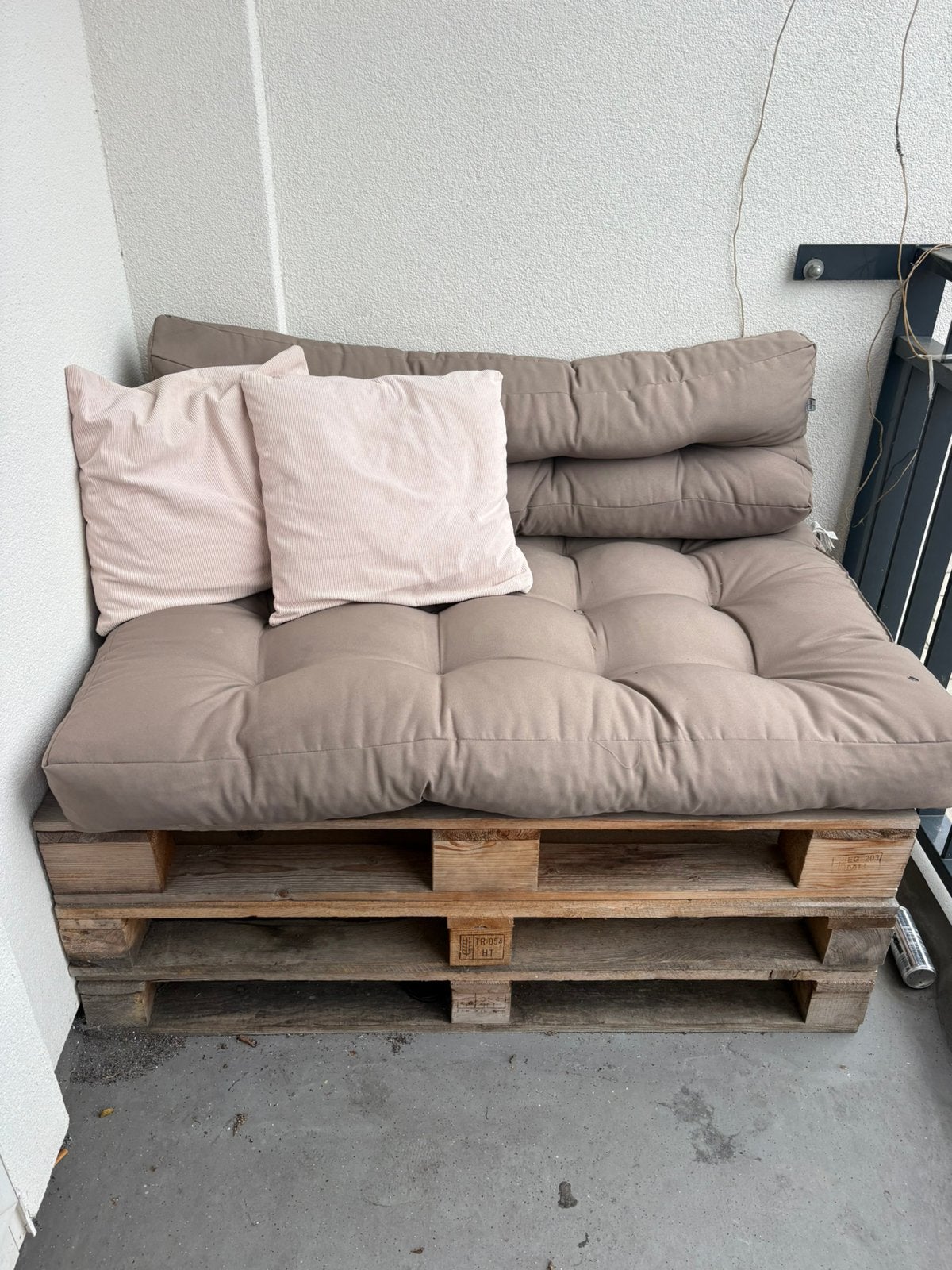 Gratis afhalen palet bankje met kussens, Tuin en Terras, Tuinsets en Loungesets, Ophalen, Zo goed als nieuw