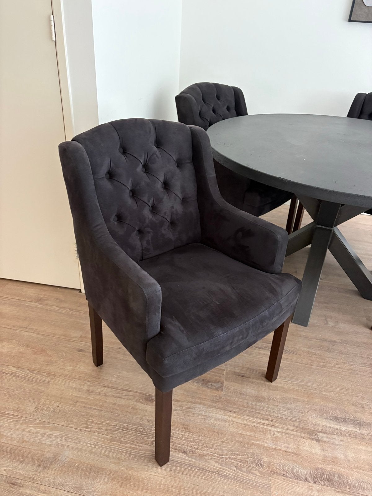 4x Zwarte stoffen gecapitonneerde stoelen, Ophalen, Zwart, Zo goed als nieuw, Vier