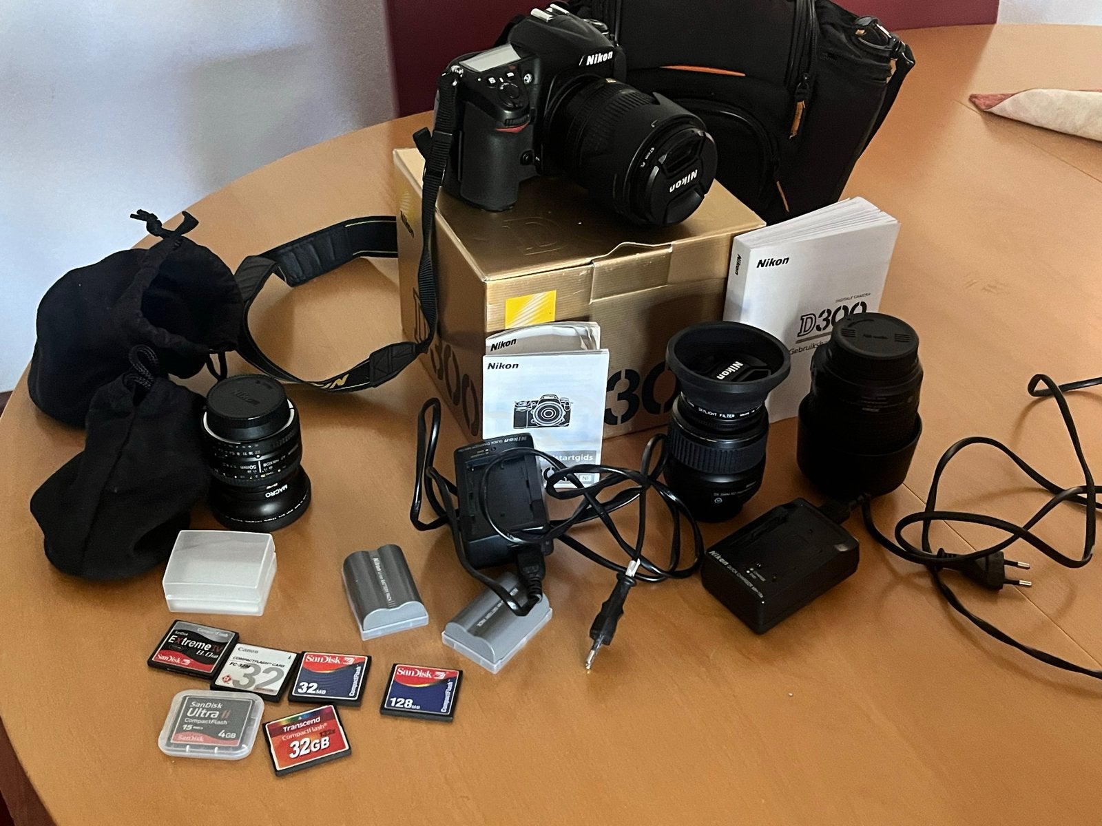 Nikon D300 spiegelreflexcamera met 3 lenzen en accessoires, Ingebouwde flitser, Gebruikt, Spiegelreflex, Ophalen of Verzenden