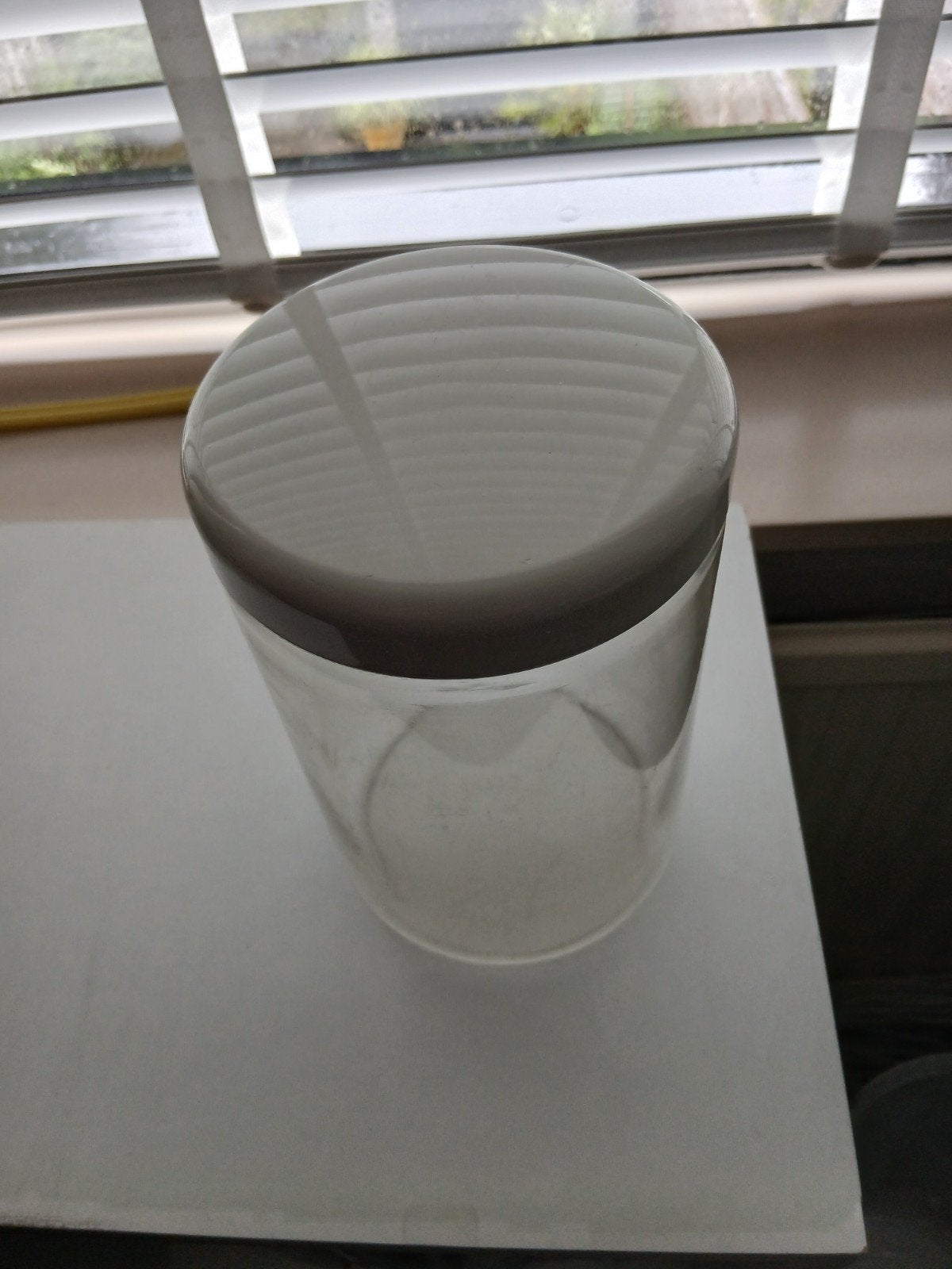 Gebruikte koffiebus met schepje, Huis en Inrichting, Gebruikt, Kunststof, Ophalen of Verzenden, Voorraadpot