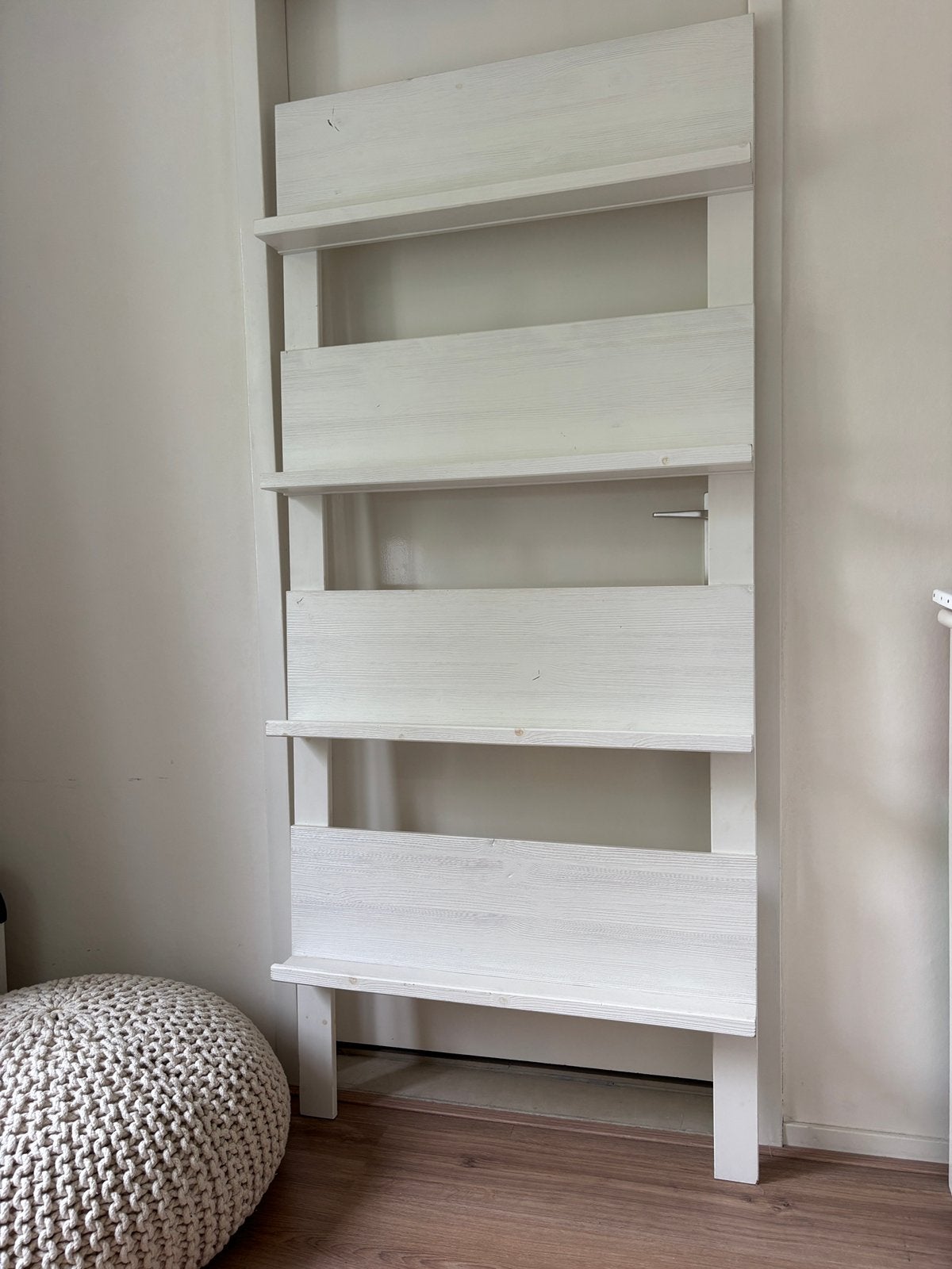 Tijdschriftenrek wit hout, Ophalen, Met plank(en), 50 tot 100 cm, Zo goed als nieuw