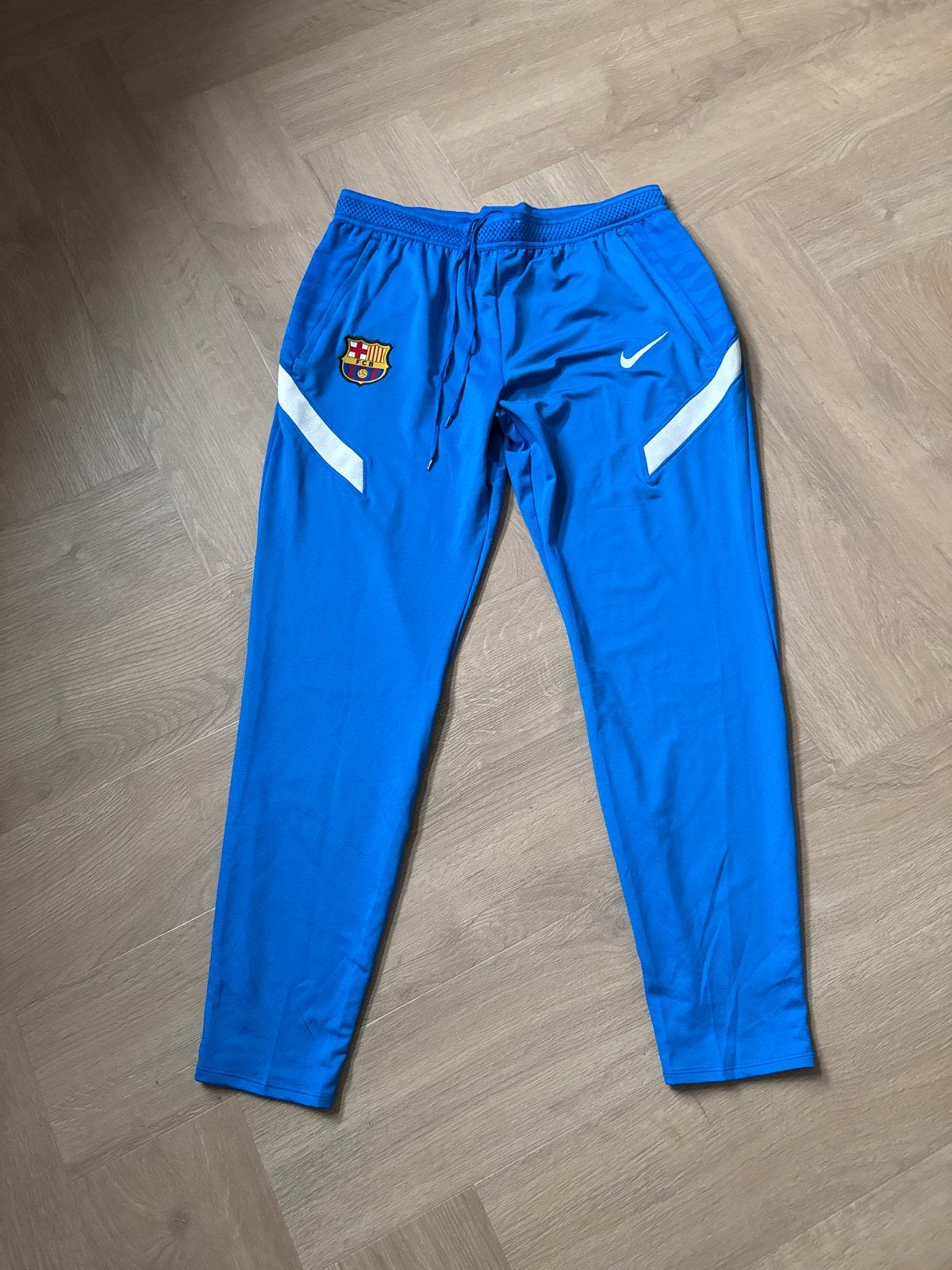Nieuwe Nike FC Barcelona trainingsbroek maat L, Sport en Fitness, Maat L, Ophalen of Verzenden, Nieuw, Broek