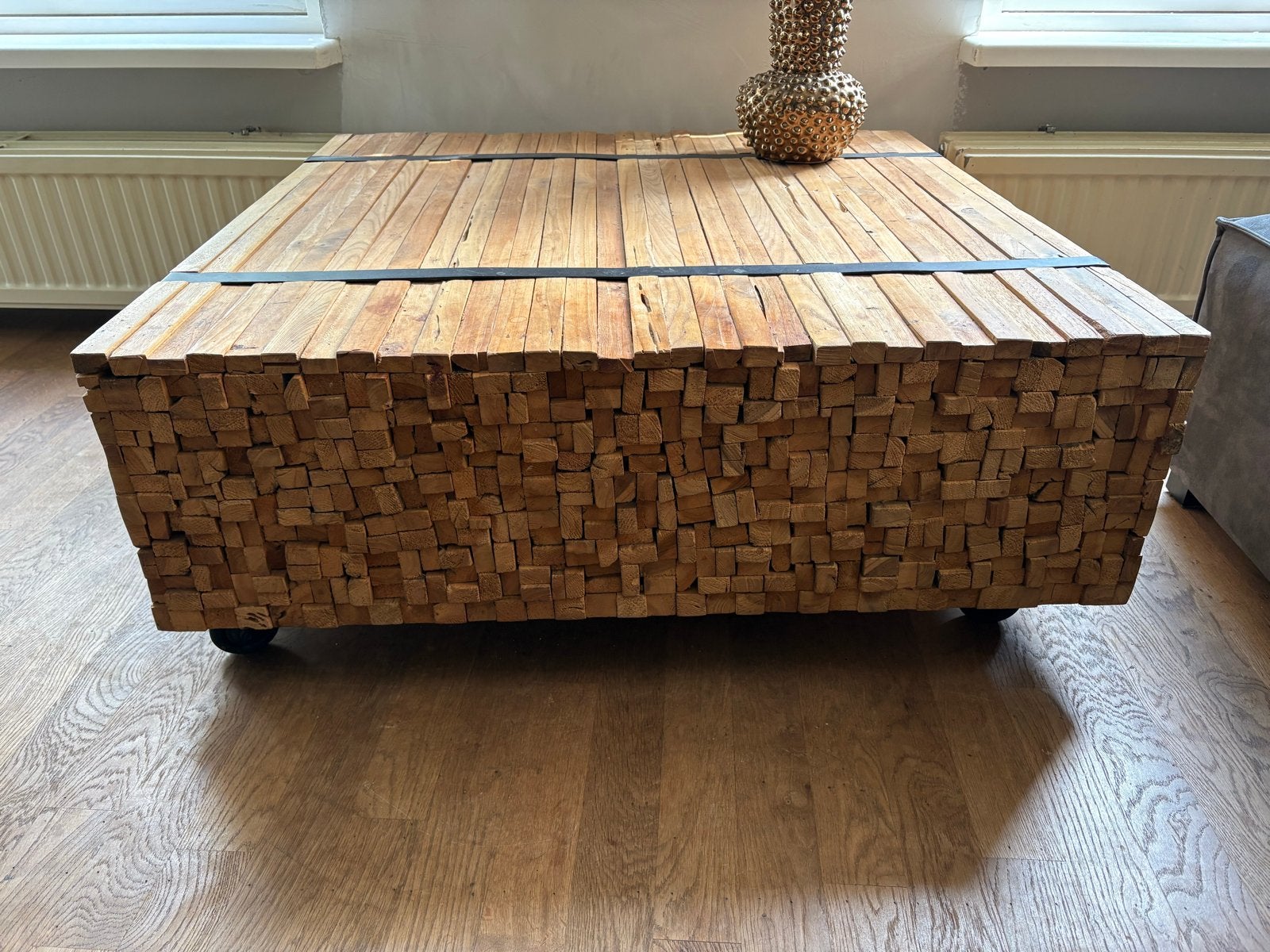 Unieke houten salontafel op wielen, Ophalen, Gebruikt, 100 tot 150 cm, Vierkant