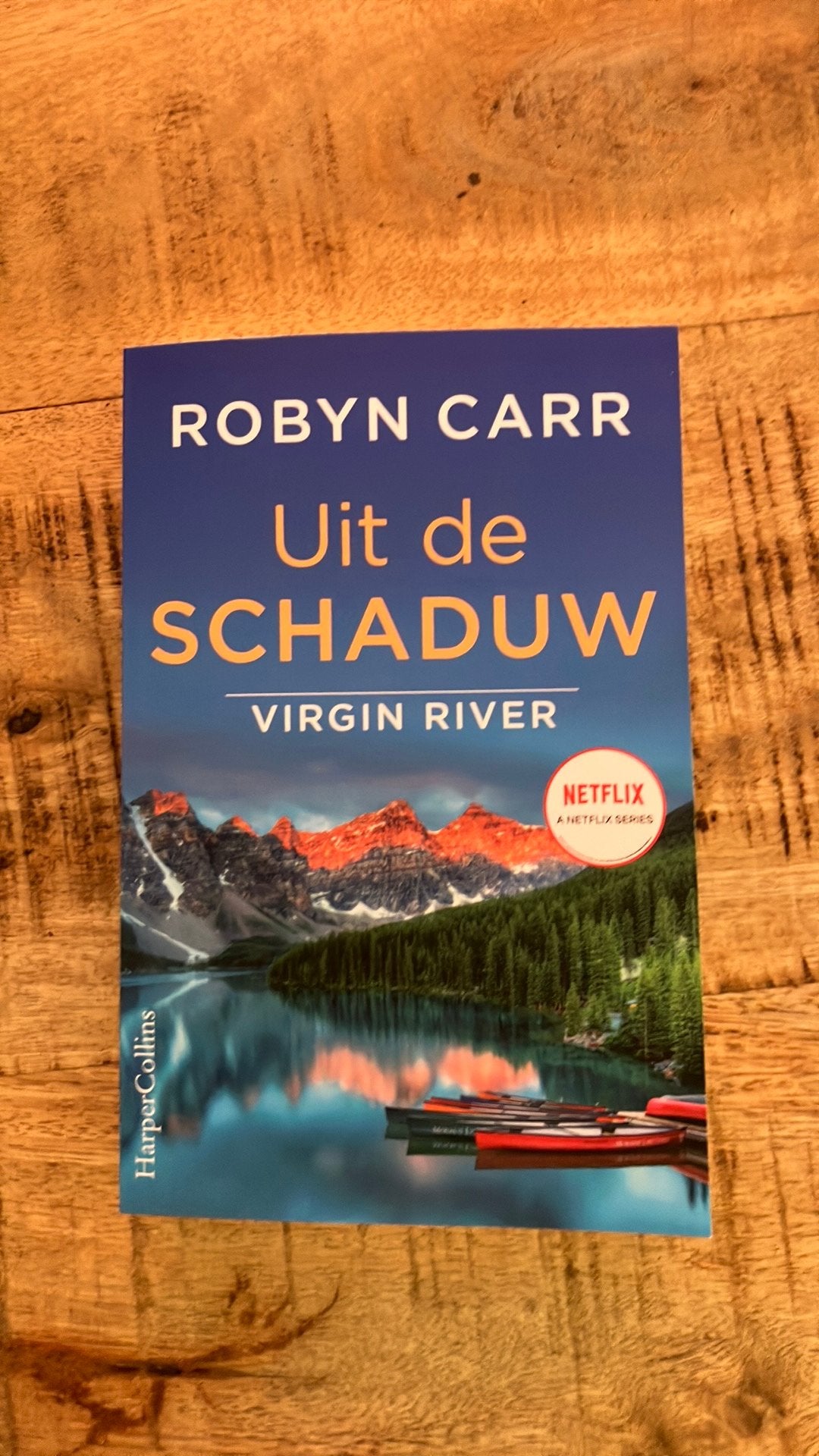 Nieuw: Robyn Carr - Uit de schaduw, Ophalen of Verzenden, Zo goed als nieuw, Robyn Carr