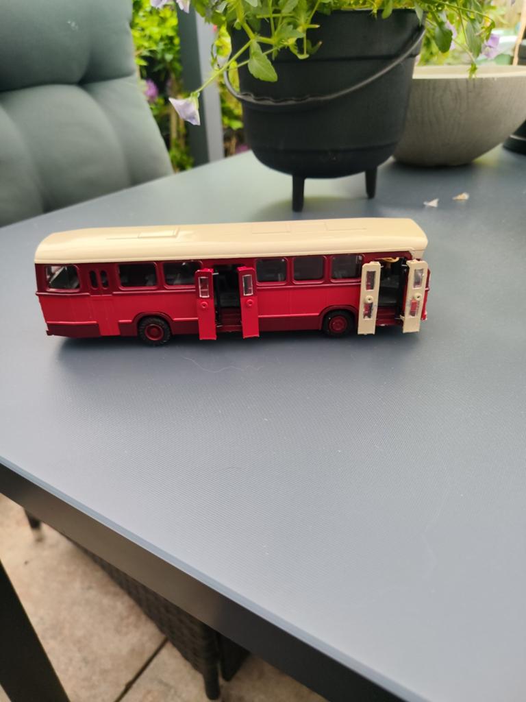 Vintage modelbus rood/crème met werkende deuren, Hobby en Vrije tijd, Ophalen of Verzenden