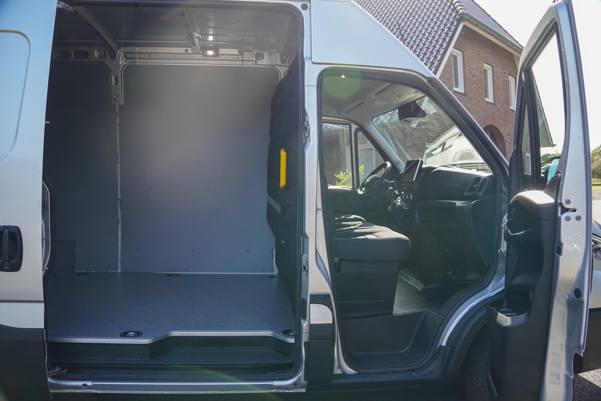 Iveco Daily 210 pk L2H2 Aut. 3500KG Laadvermogen Vol opties,, Automaat, Gebruikt, Zwart, 4 cilinders