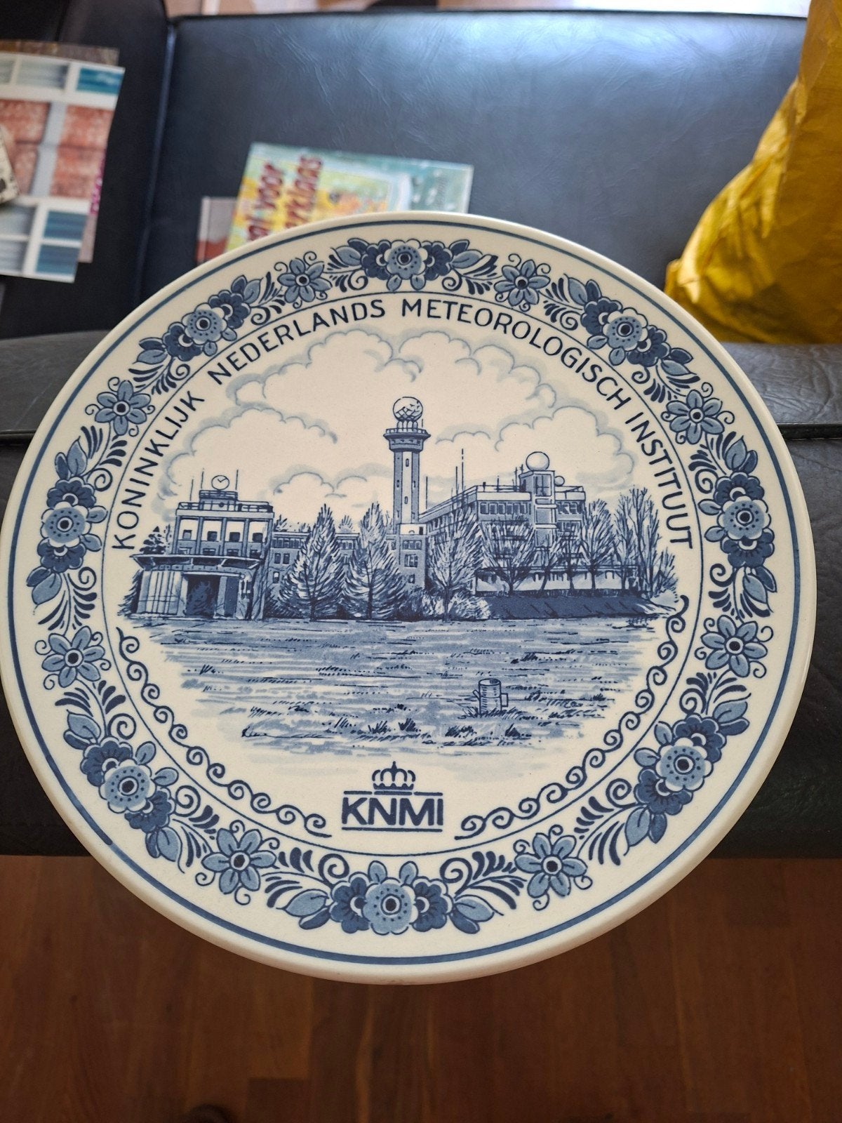Delfts Blauw KNMI Sierbord, Ophalen