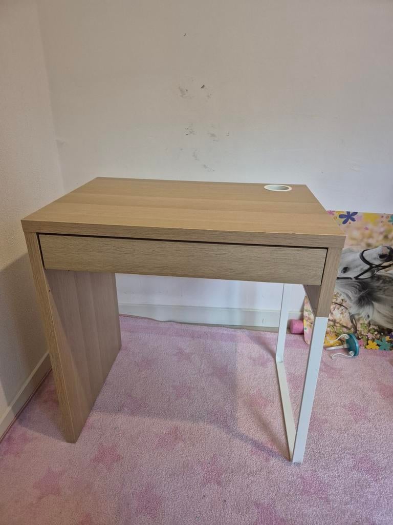 Ikea Bureau - Zo goed als nieuw met lichte gebruikssporen, Huis en Inrichting, Bureaus, Ophalen of Verzenden, Zo goed als nieuw