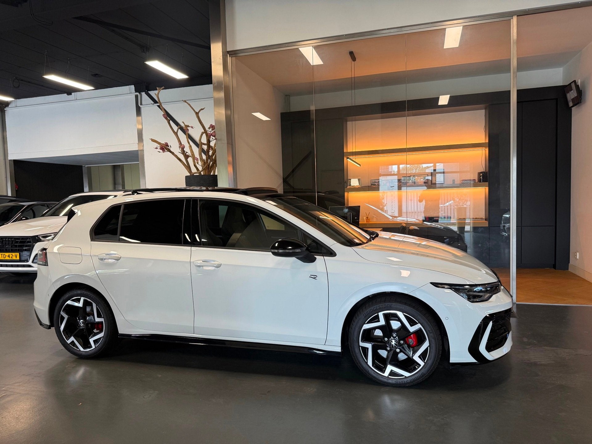 Volkswagen Golf 1.5 eTSI R-Line Facelift Panorama IQ-light C, 4 cilinders, 150 pk, Wit, Origineel Nederlands