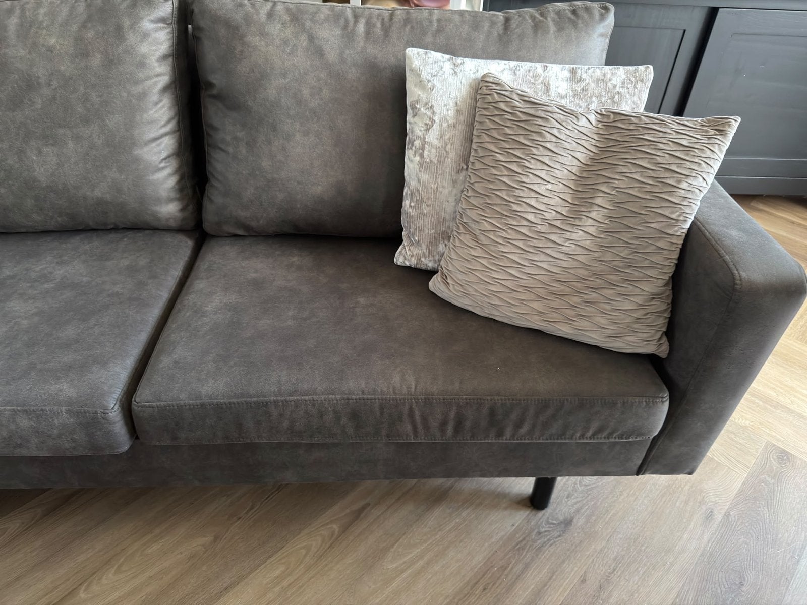 NIEUW !! DEZE WEEK €100 Donker taupe kleurige bank, Ophalen, 250 tot 300 cm, Kunststof, Nieuw
