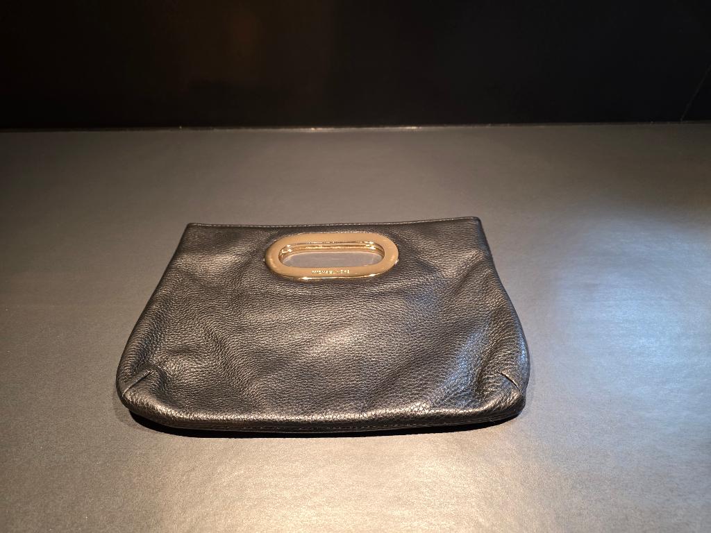 Michael Kors Berkley Clutch Zwart, Sieraden, Tassen en Uiterlijk, Tassen | Damestassen, Ophalen of Verzenden, Gebruikt, Zwart