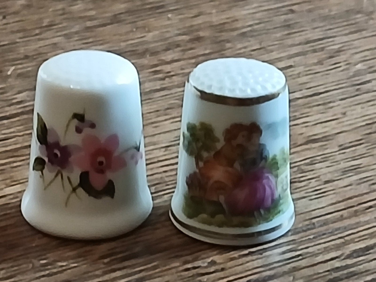 TWEE VINTAGE VINGERHOEDJES. HG 2.8 CM. PUNTGAAF, Verzamelen, Gebruikt, Reliëf, Ophalen of Verzenden, Buitenland