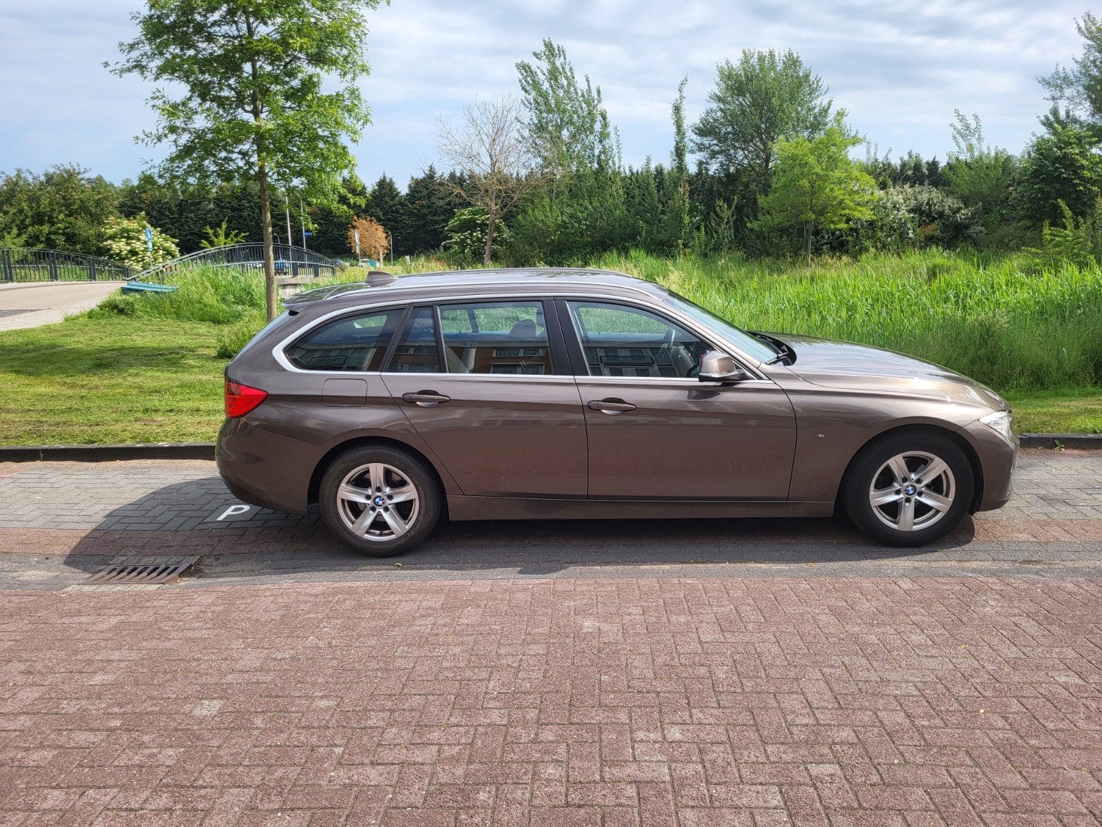 BMW 3-Serie 316i 136pk 2013 Bruin, Auto's, 4 cilinders, Bruin, Origineel Nederlands, Handgeschakeld