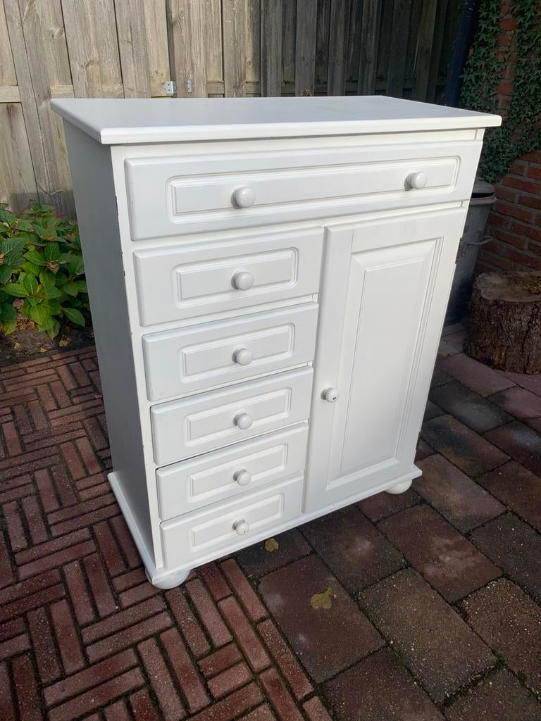 Wit brocante ladekastje, Ophalen