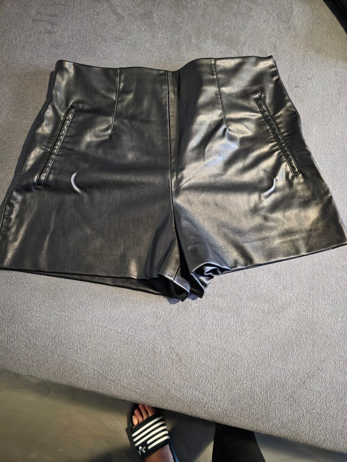 Zwarte leren shorts van Zara. Maat 40, Maat 38/40 (M), Kort, Ophalen of Verzenden, Zo goed als nieuw