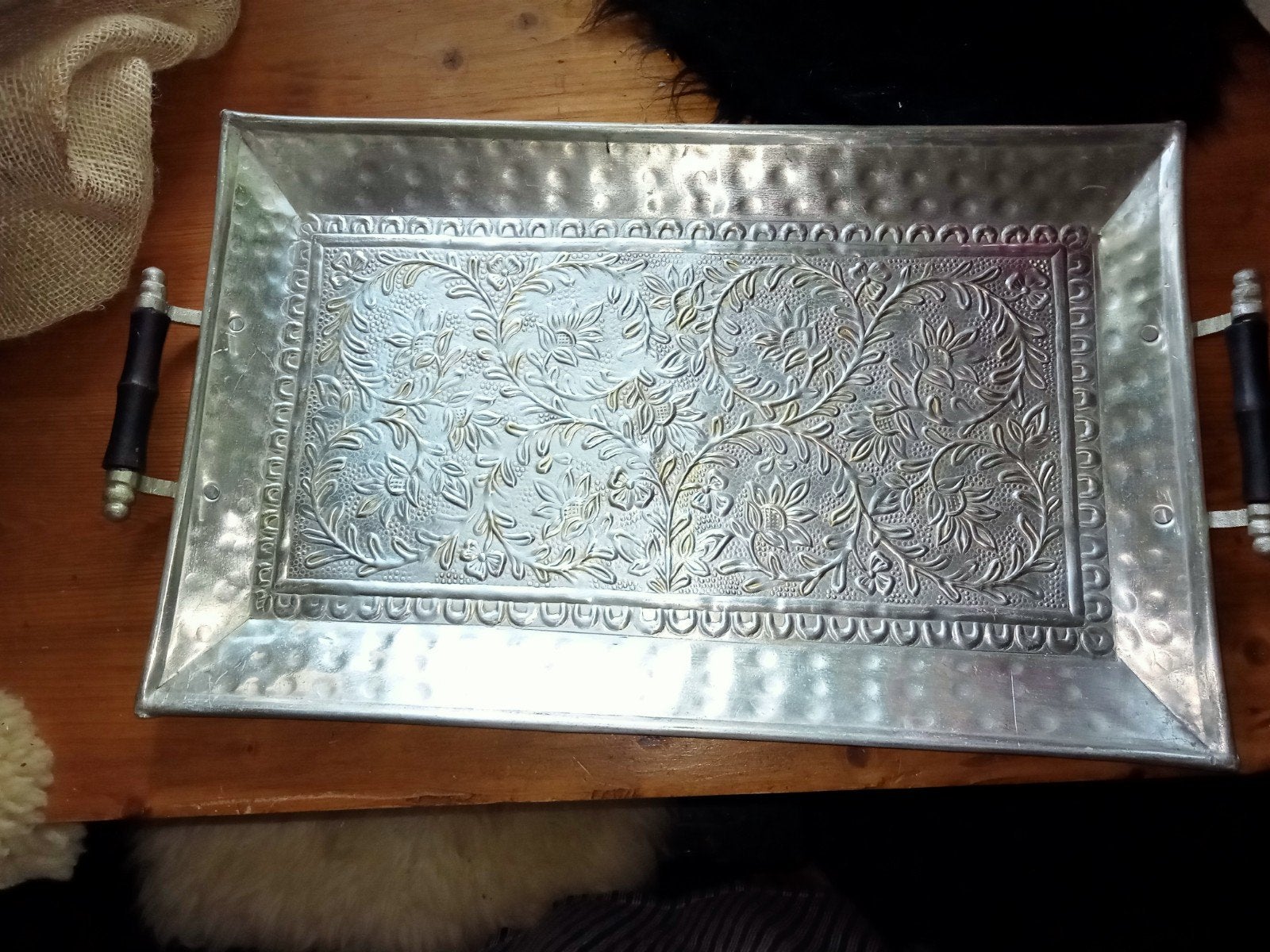Prachtig vintage groot metalen dienblad met houten grepen, Ophalen of Verzenden, Zo goed als nieuw, Rond, Metaal