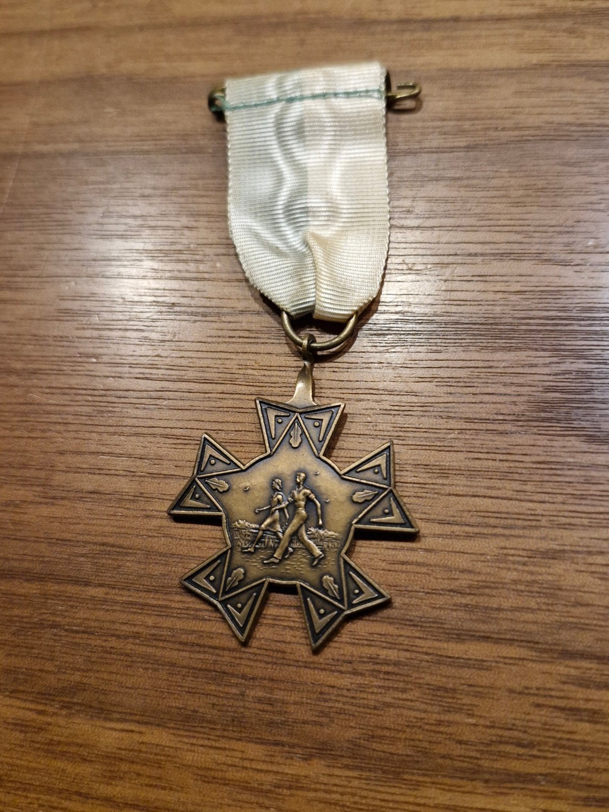 197 Vintage Medaille met Figuur en Sterdesign E.W.S.V. D.T.V, Ophalen of Verzenden, Overige materialen