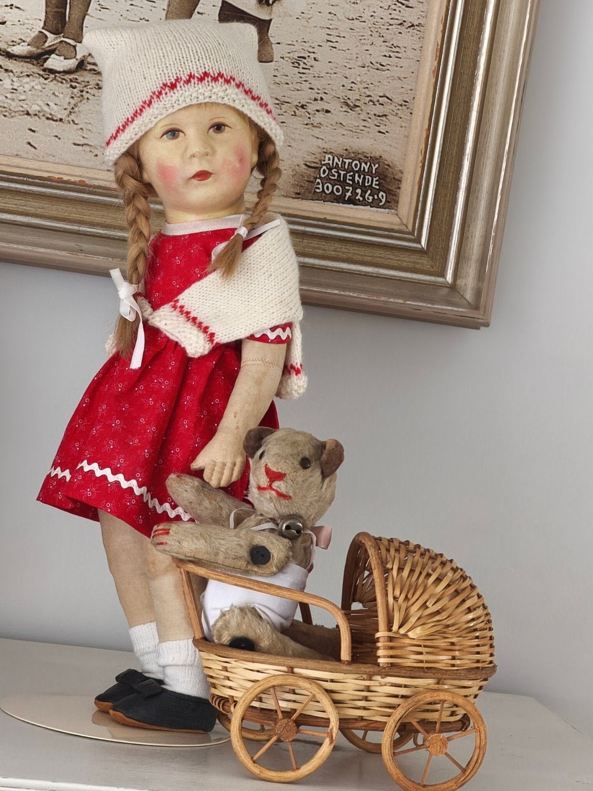 Käthe Kruse met antieke beertje en rieten poppenwagen, Ophalen of Verzenden, Gebruikt