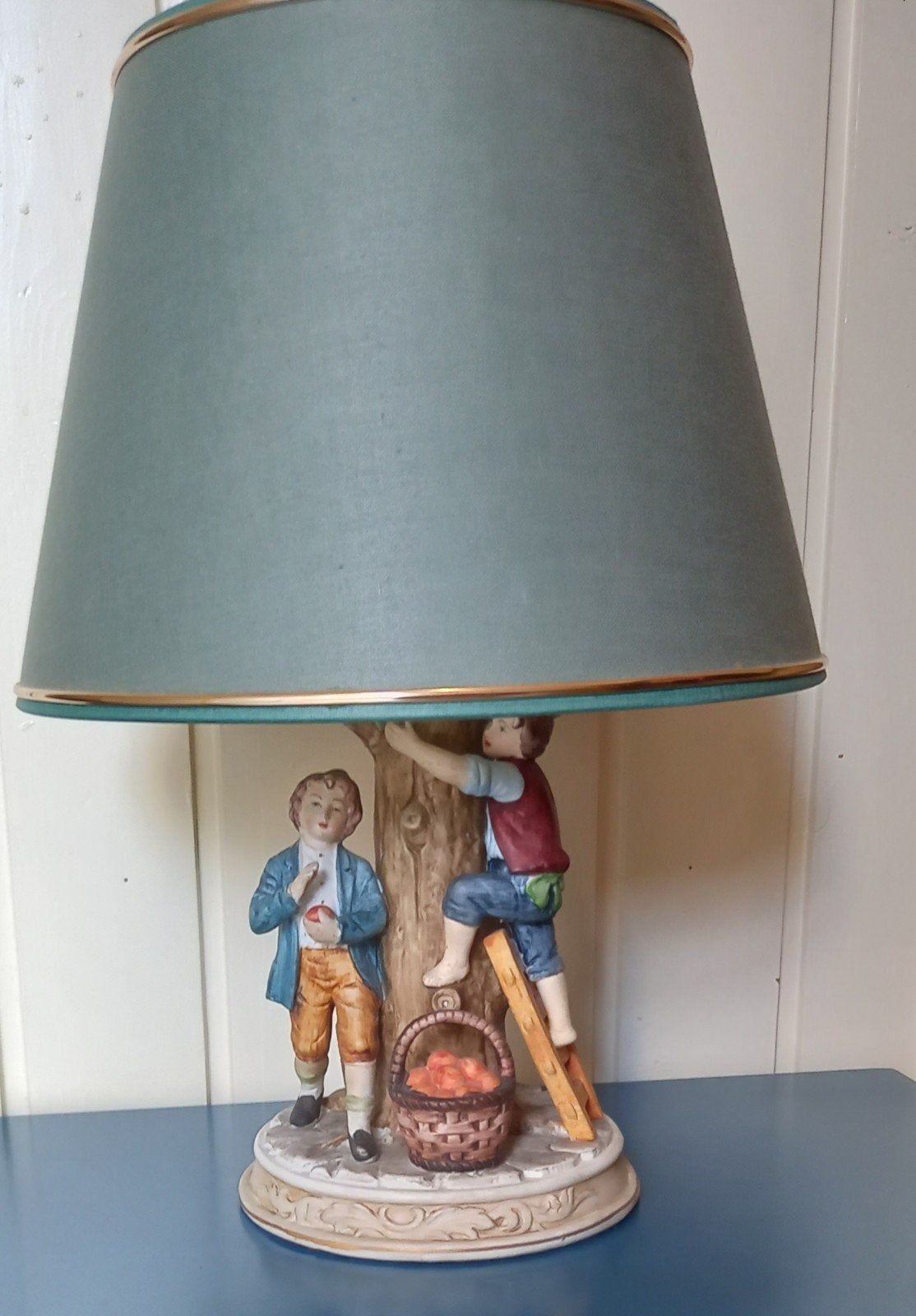 Vintage tafellamp met beeldje van jongens bij boom, Ophalen