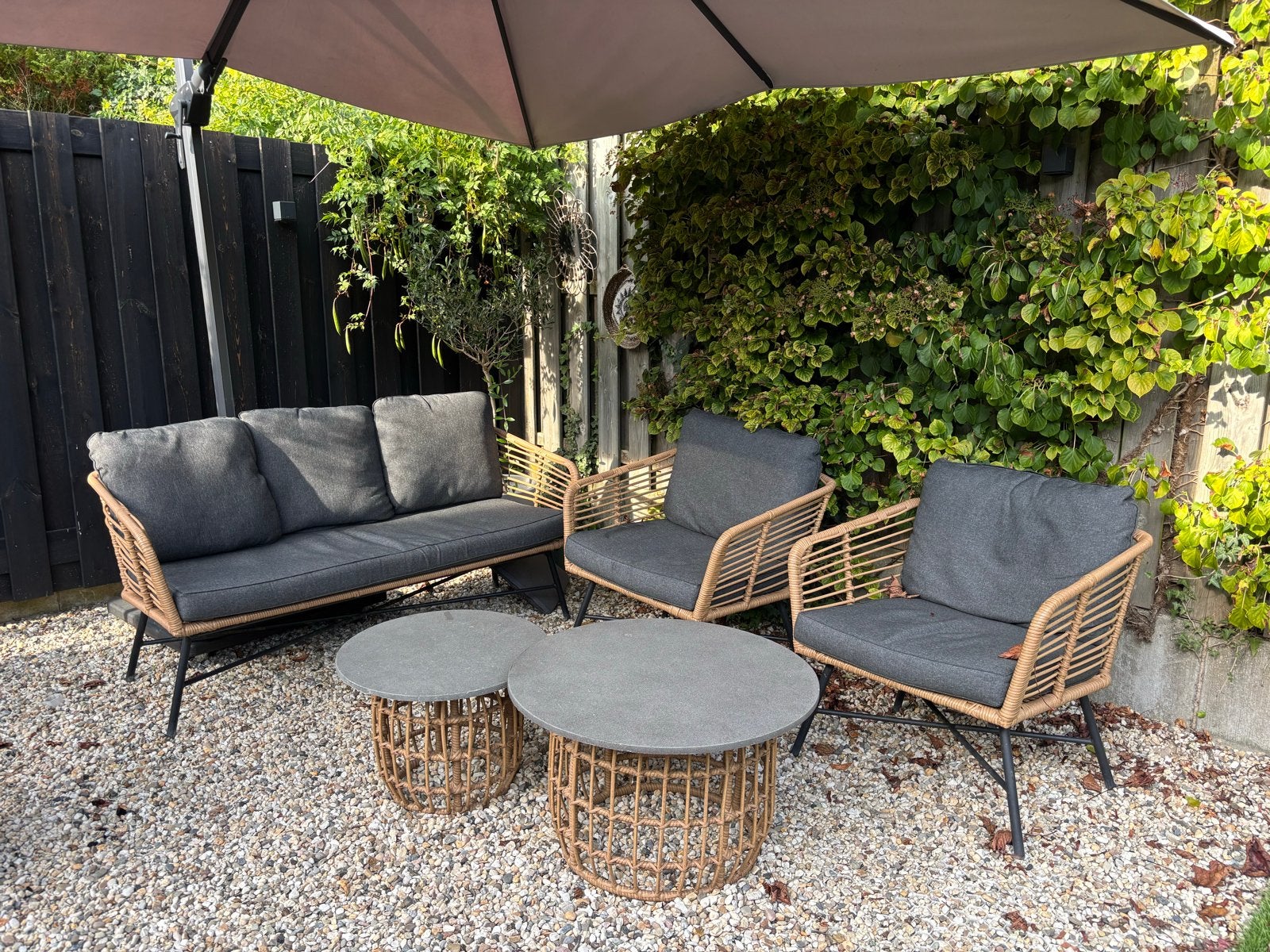 Complete loungeset met 2 tafels en 5 zitplaatsen