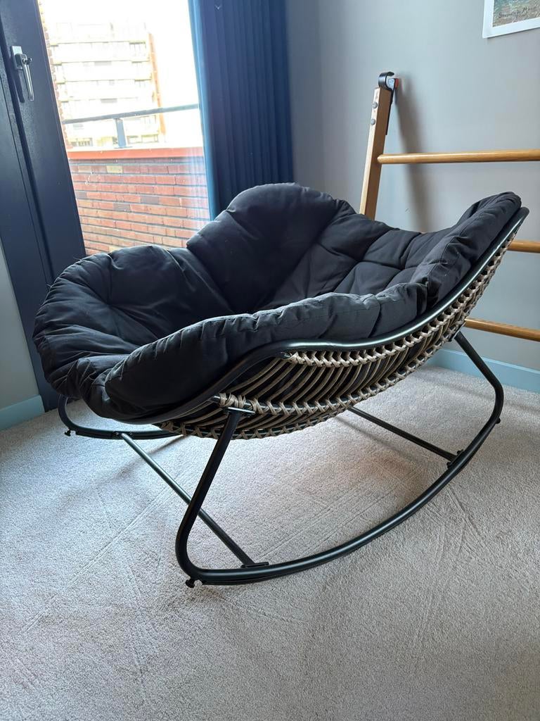 Rotan schommelstoel voor buiten met zwart kussen, Tuin en Terras, Ophalen, Zo goed als nieuw, Rotan