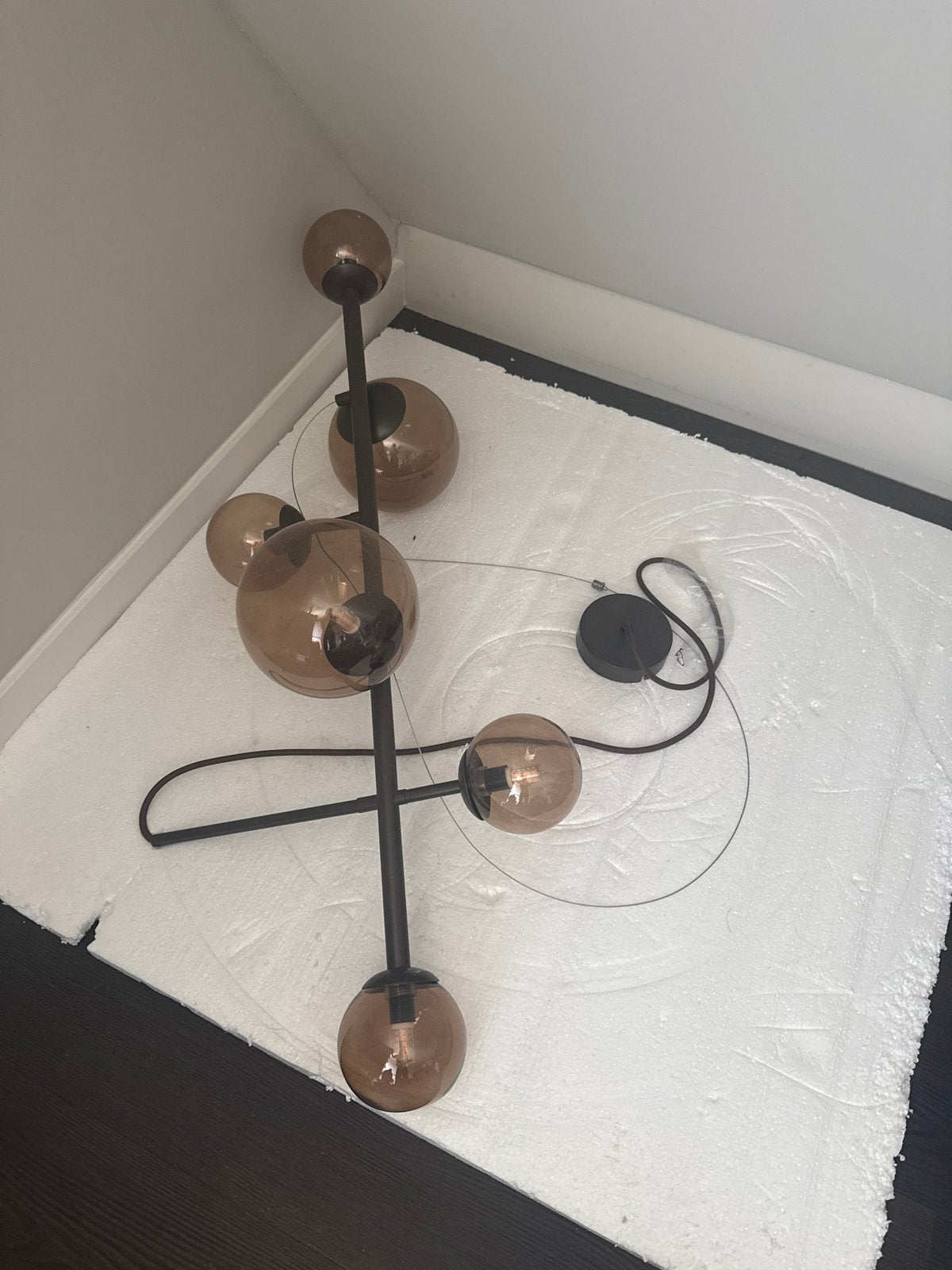 Nieuwe design hanglamp met amberkleurige glazen bollen, Ophalen of Verzenden, Nieuw, Metaal