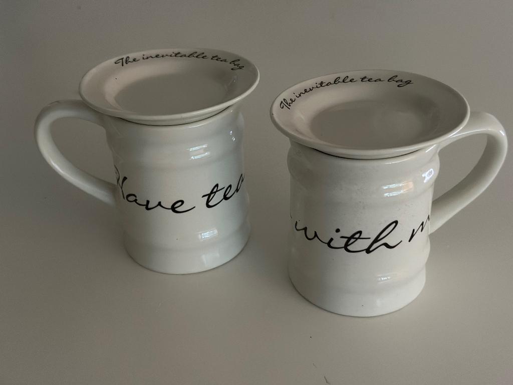 Set van 2 tea mokken met theezak schaaltje Rivièra Maison, Ophalen of Verzenden, Zo goed als nieuw, Overige stijlen, Kop(pen) en/of Schotel(s)