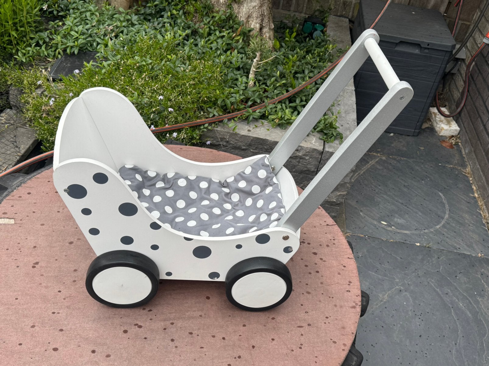 Poppenwagen wit met grijze stippen, Ophalen, Gebruikt, Duw- of Trekspeelgoed